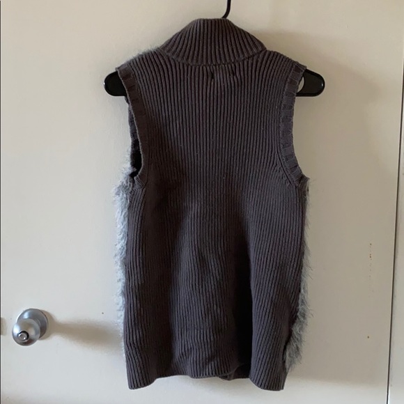 ELLE Faux Fur Women's Gray Soft Fluffy Sleeveless Sweater Vest Jacket Size Small - Picture 5 of 6